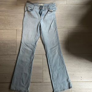 High Rise Levi Bootcut jeans!! Barley worn and in perfect condition :))